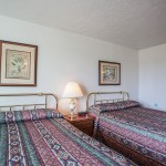 Two bed in room at Sequim West Inn